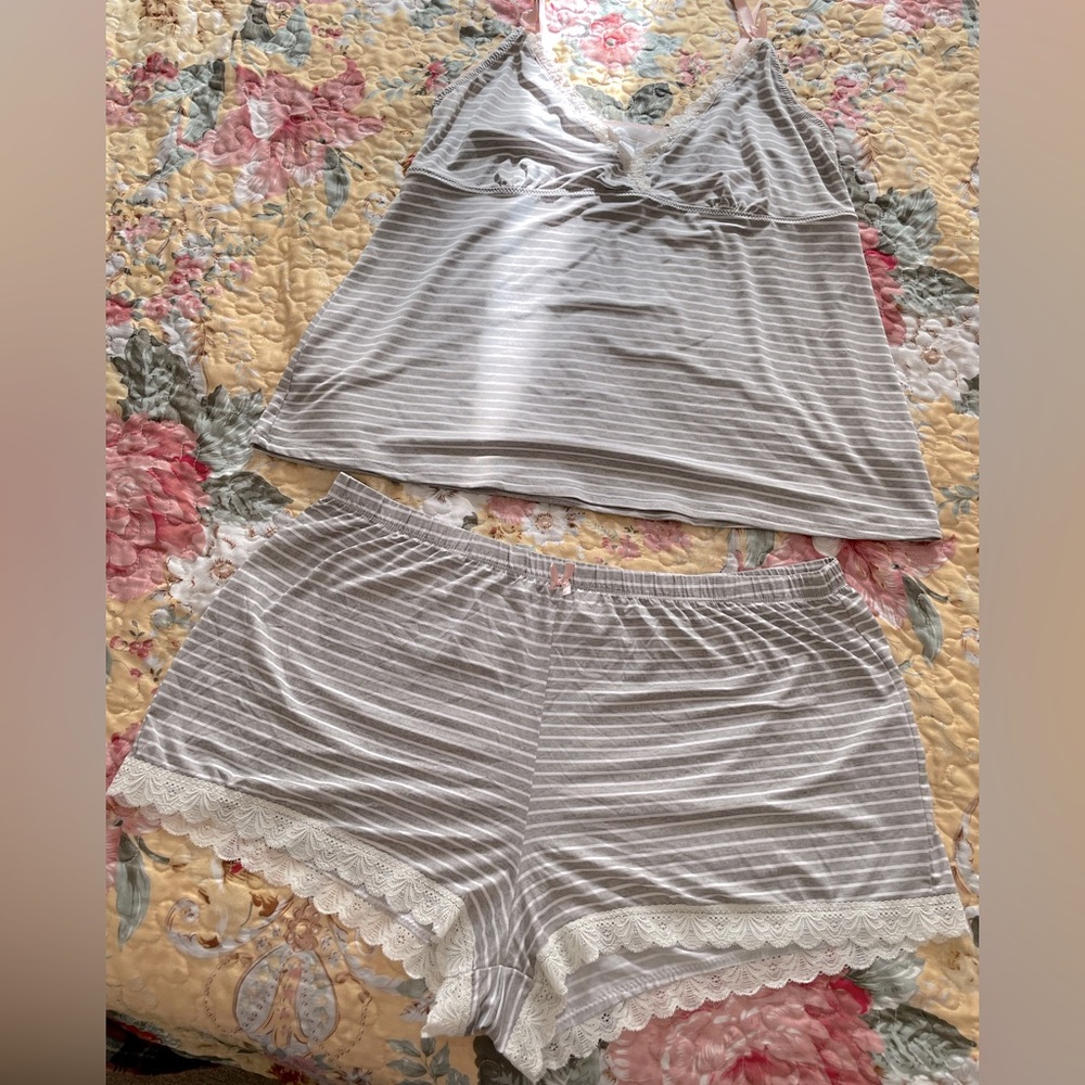 Size X-Large, Light Gary and white stripes